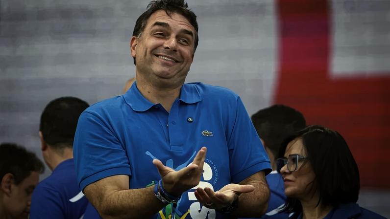 Flávio Bolsonaro sustenta que investimento no filme foi privado - (crédito: AFP)