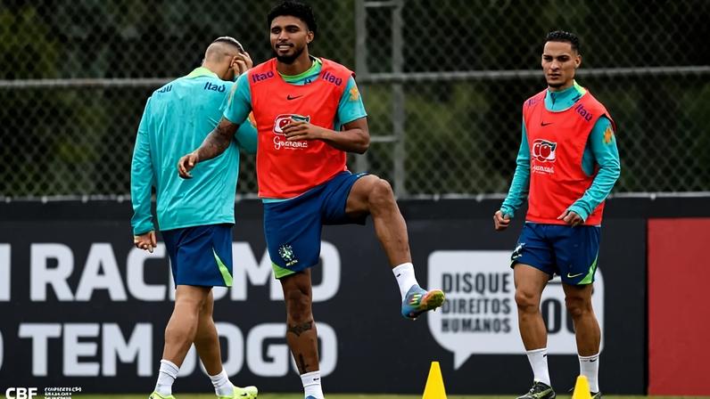 Éderson se aquece em treino da Seleção no CT Joaquim Grava - (crédito: Rafael Ribeiro/CBF)