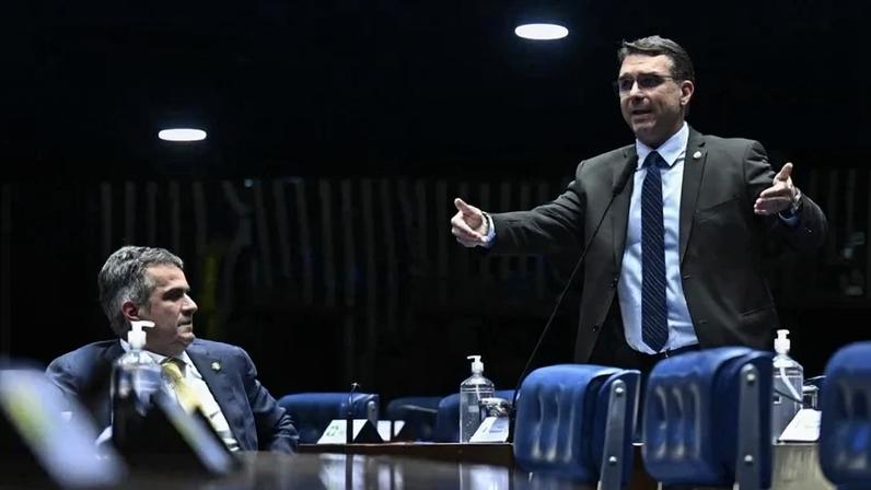 Ciro já foi alvo de ação da PF; Flávio diz que foi "dinheiro privado para um filme privado"