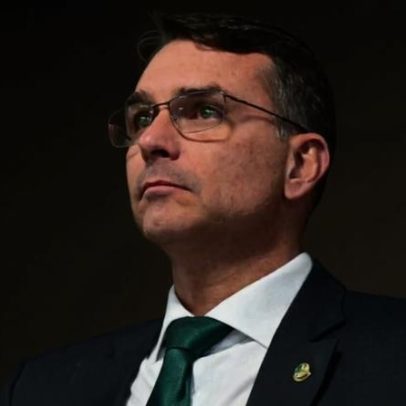 Flávio Bolsonaro diz que veto à carne é problema do Lula e que vai resolver