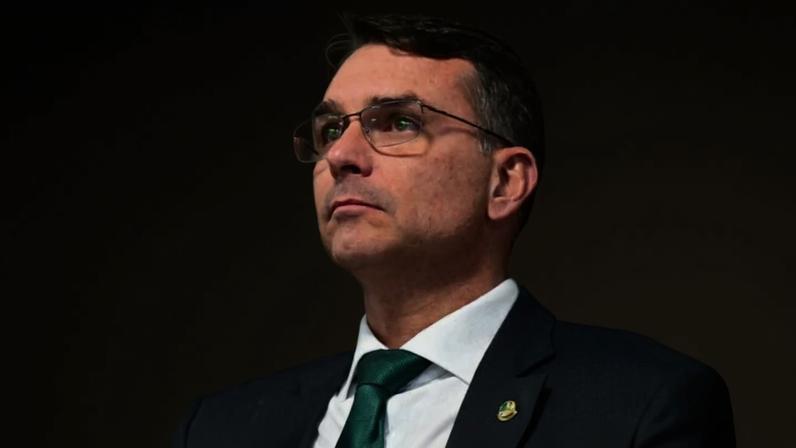 Flávio Bolsonaro atribuiu ao presidente Lula a responsabilidade pela decisão da Comissão Europeia de vetar a importação de carne brasileira - (crédito: Saulo Cruz/Agência Senado)