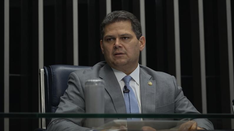 Davi Alcolumbre disse que a Casa não será mera "carimbadora" de decisões da Câmara; declaração foi interpretada como um recado direto a Lula - (crédito: Foto: Carlos Moura/Agência Senado)