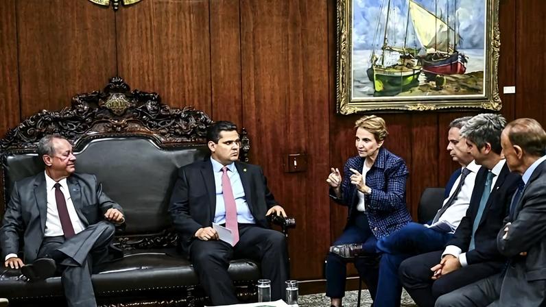 Representantes patronais estiveram com Alcolumbre para pedir mais debate sobre a redução da jornada - (crédito: Pedro Gontijo/Agência Senado)