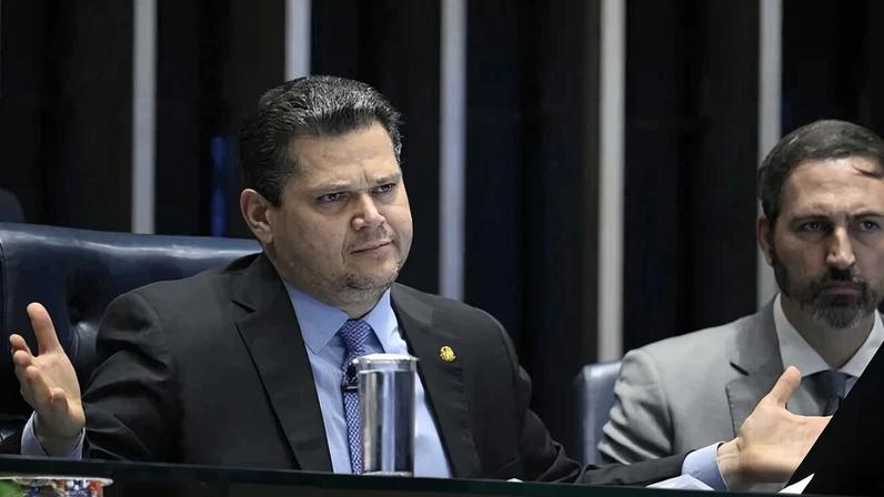As relações entre Alcolumbre e Lula pioraram após a rejeição do indicado do presidente para a vaga no Supremo Tribunal Federal - (crédito: Carlos Moura/Agência Senado)