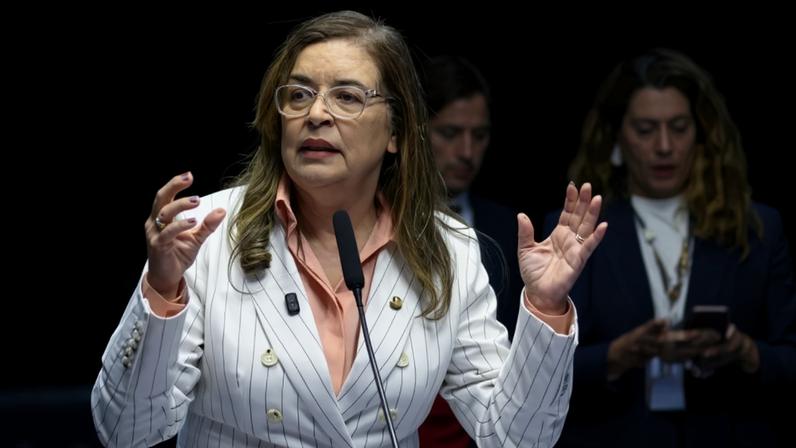 A alagoana aproveitou para defender o prefeito JHC, de quem é mãe, e criticar Calheiros: "Eu nunca ensinei meu filho a roubar, diferente do senhor"