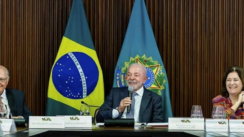 Miriam Belchior ao lado do presidente Lula e do vice-presidente Alckmin durante reunião ministerial, no Planalto - (crédito: Ricado Stuckert/PR)