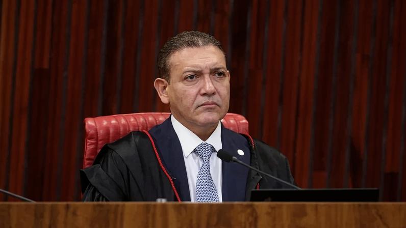 A obra em questão retrata a trajetória de Jair Bolsonaro e é estrelada pelo ator Jim Caviezel - (crédito: Luiz Roberto/TSE)