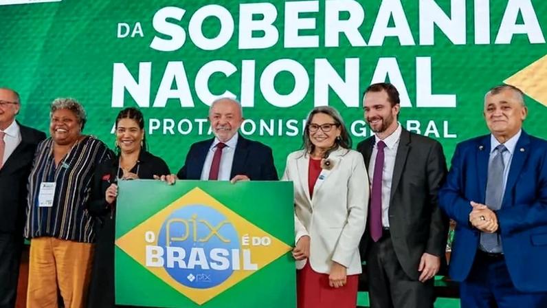 Durante o evento, o líder petista apareceu ao lado de ministros segurando uma placa com a inscrição "O Pix é do Brasil" - (crédito: Ricardo Stuckert/PR)