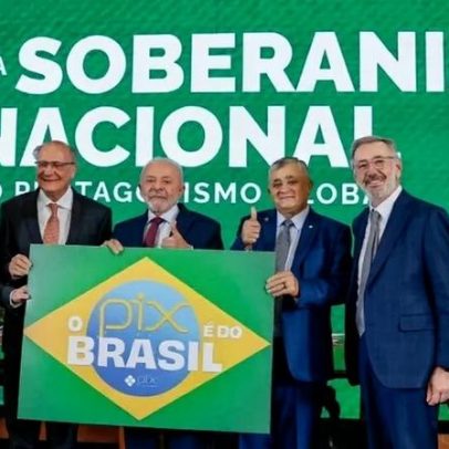 Lula faz discurso patriótico e envia recados aos EUA