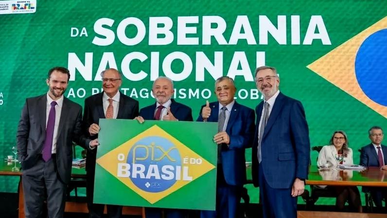 Antes do discurso, Lula apareceu ao lado de Alckmin e de ministros segurando uma placa em defesa do sistema de pagamentos - (crédito: Ricardo Stuckert / PR)