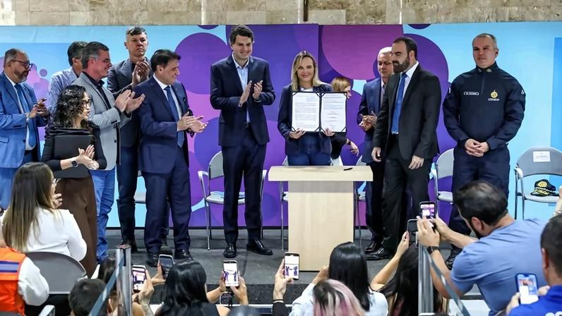 A governadora Celina Leão inaugurou a edição assinando 21 ordens de serviço - (crédito: Paulo H Carvalho/Agência Brasília/Divulgação)