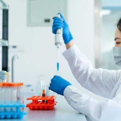 Vacina inédita desenvolvida por IA avança para testes clínicos