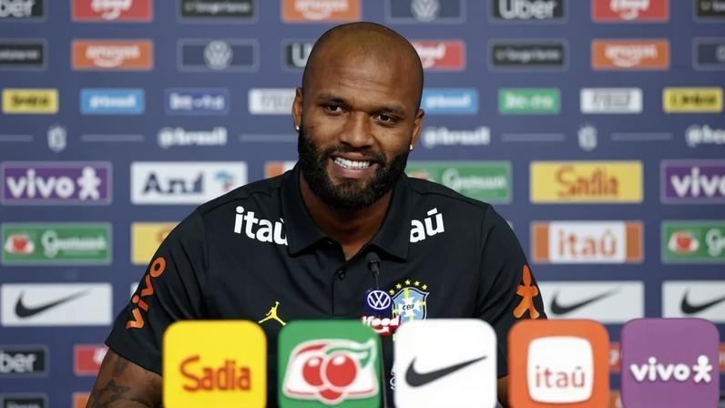 Em resposta ao Correio Braziliense, o brasiliense Igor Thiago elogiou a bola da Copa, Trionda, e revelou sentir saudade da comidinha da mãe, dona Diva: "O frango ao molho dela é maravilhoso"