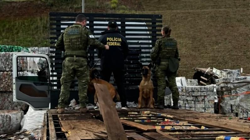 Motorista foi preso em flagrante na fronteira com a Argentina; droga estava oculta em 9 toneladas de sucata plástica e havia ainda cigarros eletrônicos com THC no veículo - (crédito: Divulgação/Polícia Federal)