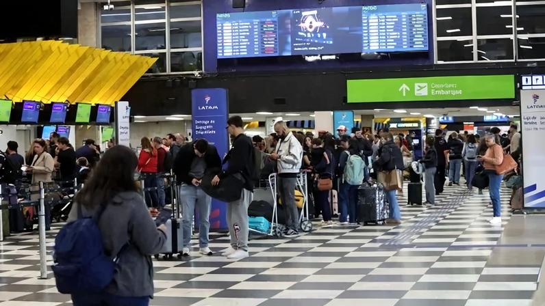O saguão de Congonhas ficou lotado por causa da suspensão temporária de pousos e decolagens decorrentes de pane na comunicação do tráfego aéreo - (crédito: Renato S. Cerqueira/Estadão Conteúdo)