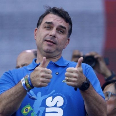 Flávio lamenta não acompanhar estreia do Brasil na Copa com Bolsonaro