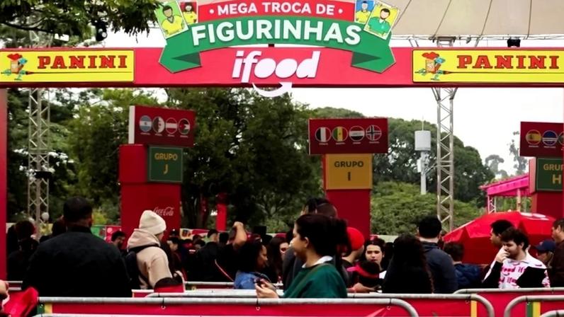 Participantes no evento "Mega Troca de Figurinhas iFood"; no Parque Ibirapuera, onde a empresa quebrou o recorde mundial de troca simultânea de figurinhas