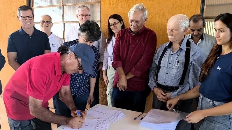 Produtores rurais assinam novas adesões ao Projeto Produtor de Água do Pipiripau em cerimônia em Planaltina. - (crédito: Juliana Caldas/Divulgação)