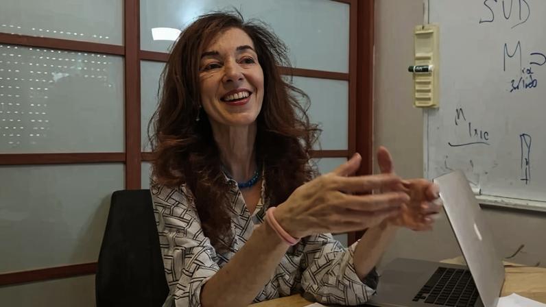 Professora Hava Siegelmann lidera pesquisa sobre IA inspirada no cérebro humano para reduzir drasticamente o consumo de energia - (crédito: UMass Amherst)