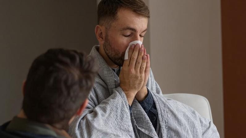 Tabela detalha sintomas de rinite, sinusite, resfriado, gripe e covid-19, orientando sobre a importância do diagnóstico correto de doenças respiratórias - (crédito: Divulgação)