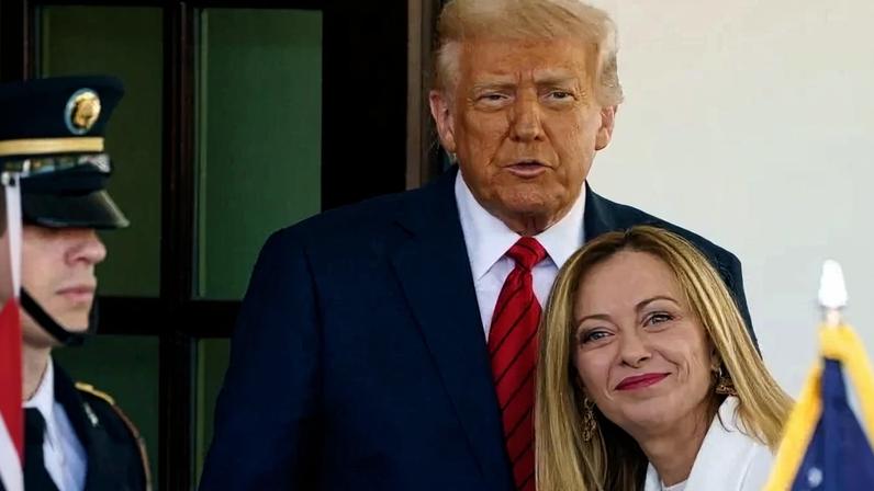 Giorgia Meloni foi fotografada conversando com o presidente dos EUA em um sofá na cúpula do G7 na França