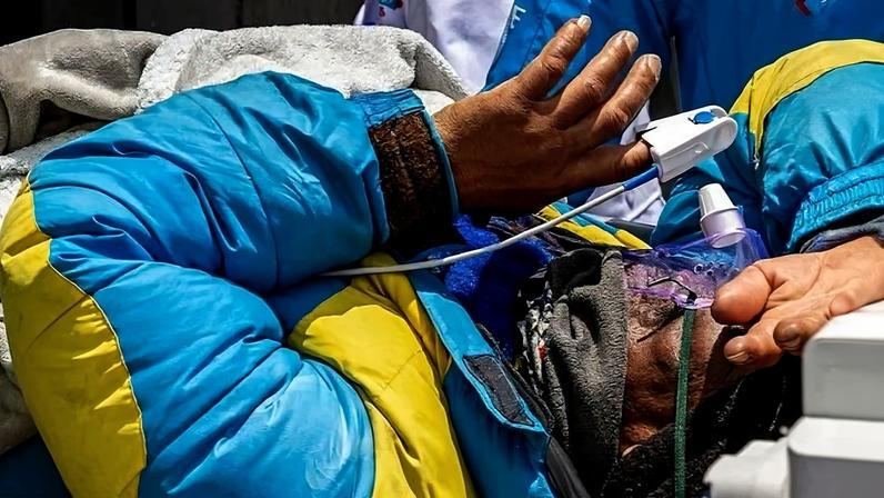 Dawa Sherpa está na UTI de um hospital em Katmandu, onde um familiar conseguiu fotografá-lo.