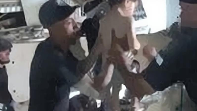 Vídeo mostra menino de quatro anos sendo resgatado junto com a família em meio aos escombros na Venezuela
