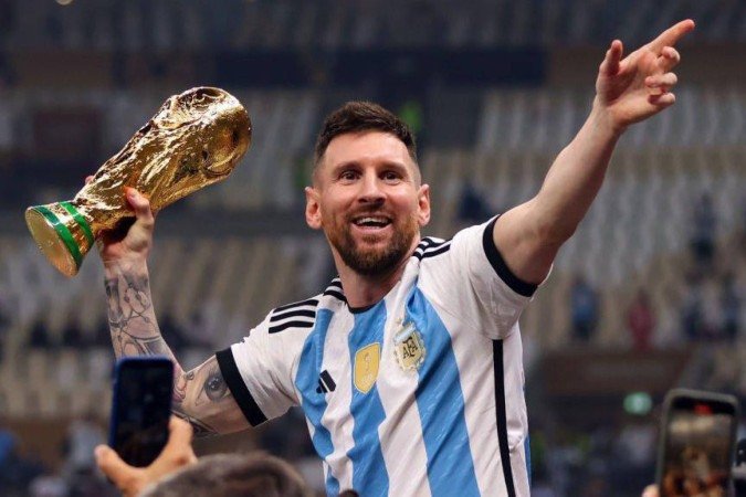 No Barcelona, Iniesta (esq.) e Xavi (dir.) mantinham a bola em movimento e criavam o espaço para que Messi (centro) se destacasse.