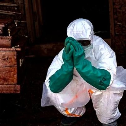 Profissionais de saúde tratam o Ebola com medidas de proteção