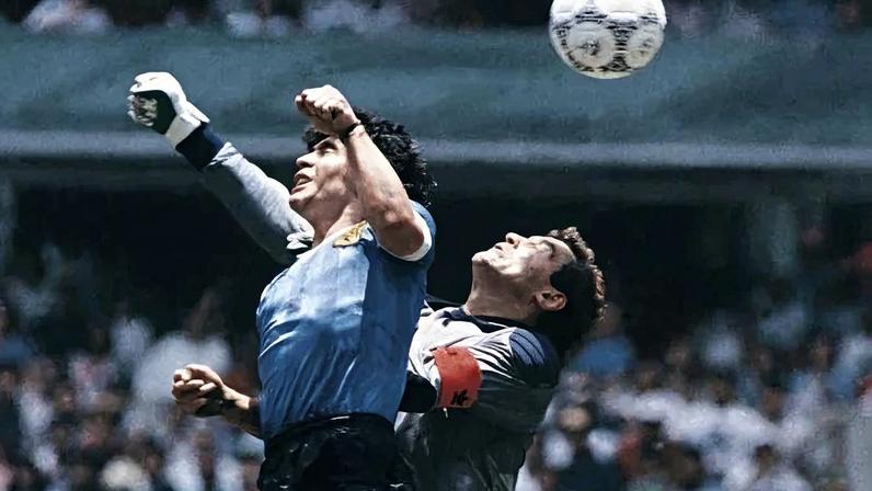 Para assistir ao meu primeiro jogo de futebol, eu me vesti como se fosse para uma festa