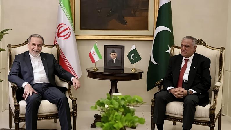 O Chanceler Iraniano, Abbas Araqchi, se encontra com seu homólogo paquistanês, Ishaq Dar, em Islamabad nesta sexta-feira (24)