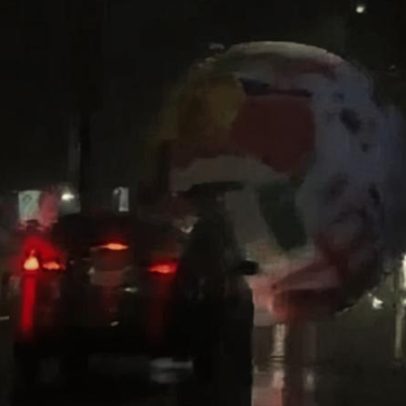 Bola gigante rola pelas ruas de El Salvador durante tempestade