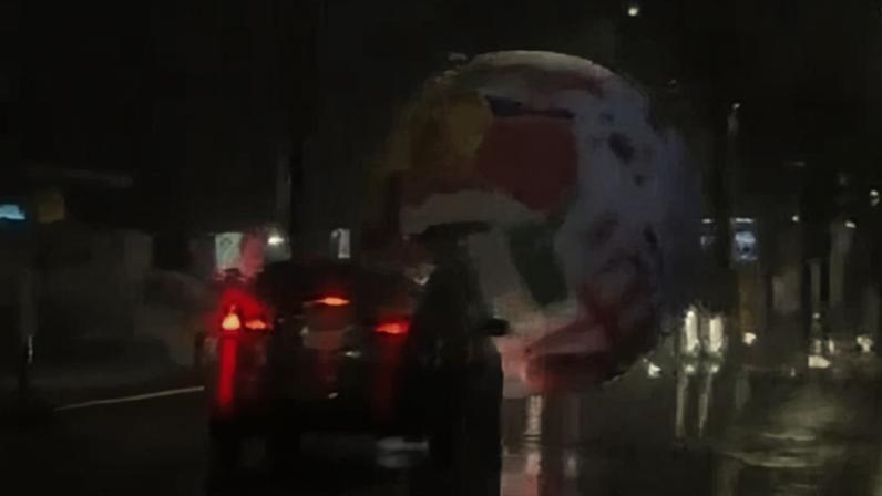 Momento em que uma bola inflável gigante rola pelas ruas de El Salvador