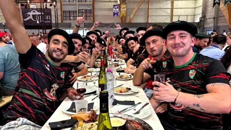 Os convidados largam os garfos e se juntam em um cântico