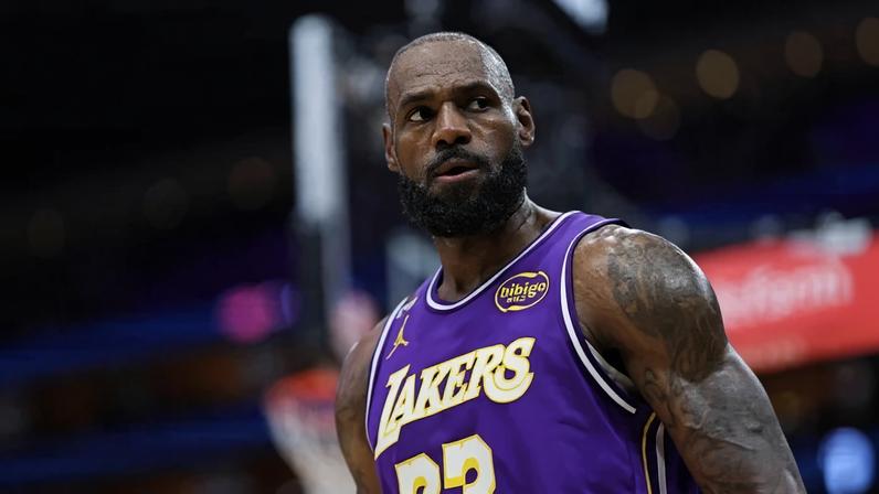 LeBron Raymone James é um basquetebolista norte-americano que atua como ala pelo Los Angeles Lakers. - (crédito: Alex Slitz/AFP)