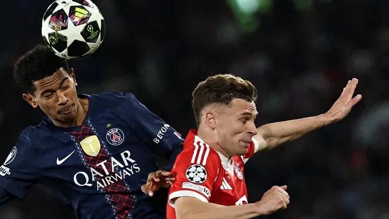 Joshua Kimmich (de vermelho) é peça central no Bayern de Munique, mas seleção alemã vem reformulada - (crédito: ANNE-CHRISTINE POUJOULAT / AFP)