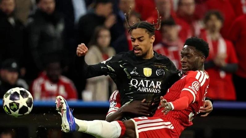 Alphonso Davies(de vermelho) joga no poderoso Bayern de Munique, da Alemanha - (crédito: ODD ANDERSEN / AFP)