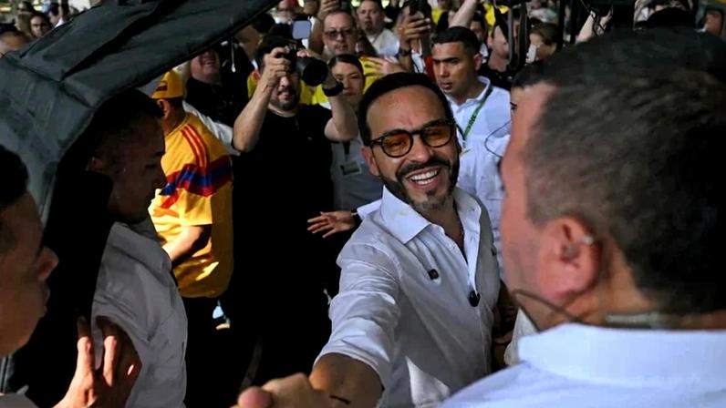 Abelardo de la Espriella cumprimenta eleitores na cidade de Barranquilla, onde votou: candidato teve 43,73% dos votos - (crédito: AFP)