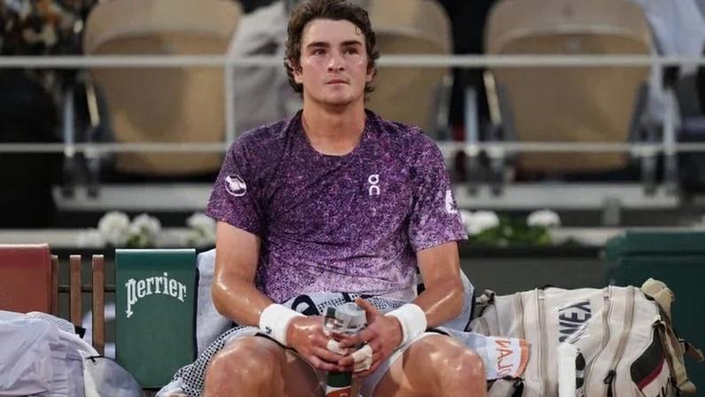 Por precaução, o brasileiro João Fonseca está fora do ATP 250 de Eastbourne - (crédito: Dimitar DILKOFF / AFP)