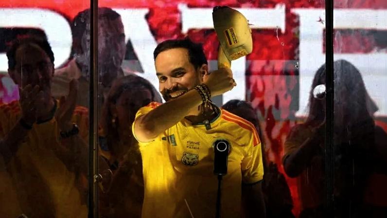 Com a camisa amarela da seleção nacional, o direitista De la Espriella festeja em Barranquilla - (crédito: Rodrigo Buendía/AFP)