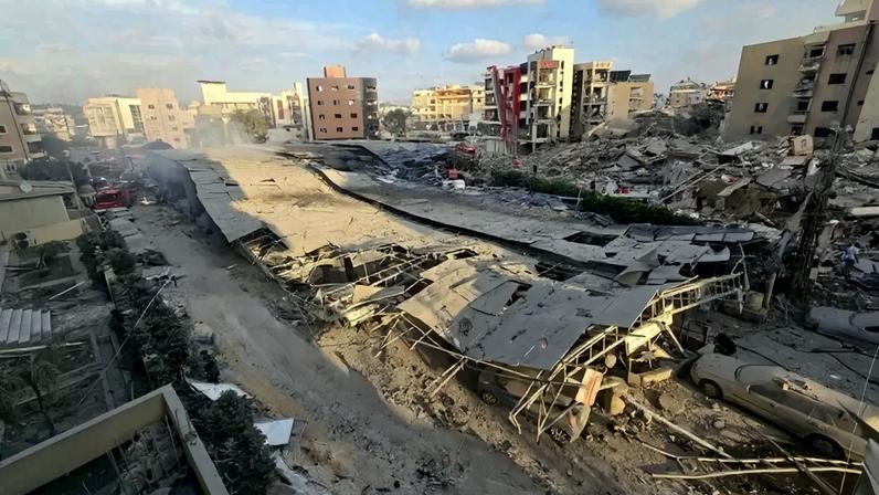 Equipes de resgate se reúnem no local de um ataque israelense que atingiu as proximidades de um hospital na cidade de Tiro, no sul do Líbano, em 1º de junho de 2026 - (crédito: KAWNAT HAJU / AFP)