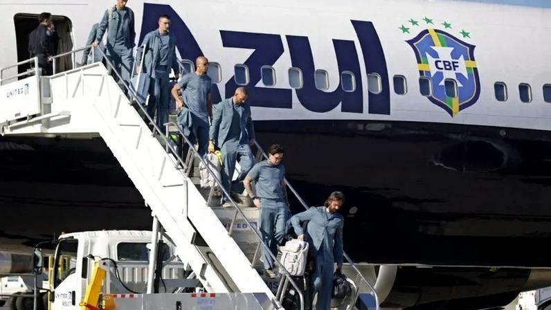 Seleção Brasileira desembarca do avião ao chegar ao Aeroporto Internacional Newark Liberty (EWR), em Newark, Nova Jersey, nesta terça-feira - (crédito: Leonardo Munoz/AFP)