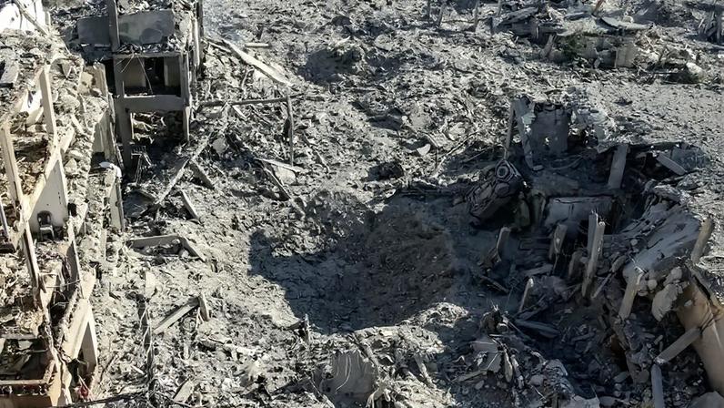 Terra arrasada após bombardeio em subúrbio de Tiro, no sul do Líbano: ofensiva israelense alimenta resistências do Irã e irrita Washington - (crédito: Kawnat HajuAFP)