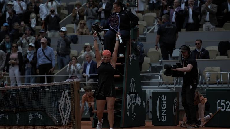 A tenista Diana Shnaider, de apenas 20 anos, venceu a número um do mundo, Aryna Sabalenka, pelas quartas de Roland Garros de 2026 - (crédito: AFP)