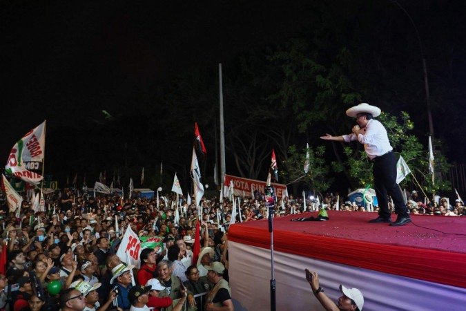 O candidato presidencial do Peru pelo partido Juntos por el Peru, Roberto Sánchez, gesticula enquanto fala com apoiadores durante seu comício de encerramento de campanha em Lima, em 4 de junho - (crédito: Connie FRANCE / AFP)