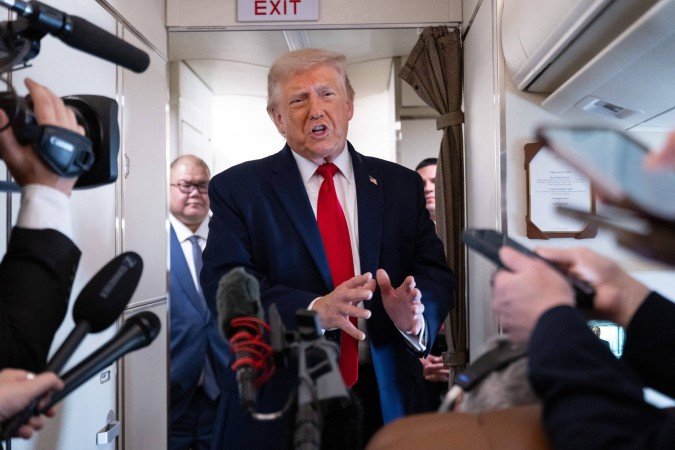Trump acrescentou que se reuniria com "todas as empresas" do setor na Casa Branca na próxima semana. - (crédito: SAUL LOEB / AFP)