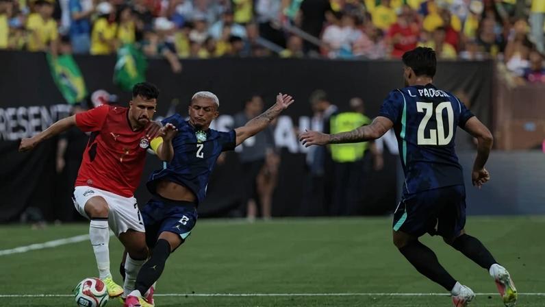 Wesley se empenha na marcação antes de deixar o campo machucado e chorar no banco de reservas - (crédito: Kirk Irwin/Getty Images via AFP)