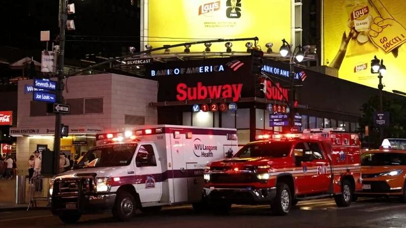 Veículos de emergência são vistos do lado de fora da Penn Station após um incidente com faca em Nova York em 7 de junho de 2026. - (crédito: AFP)