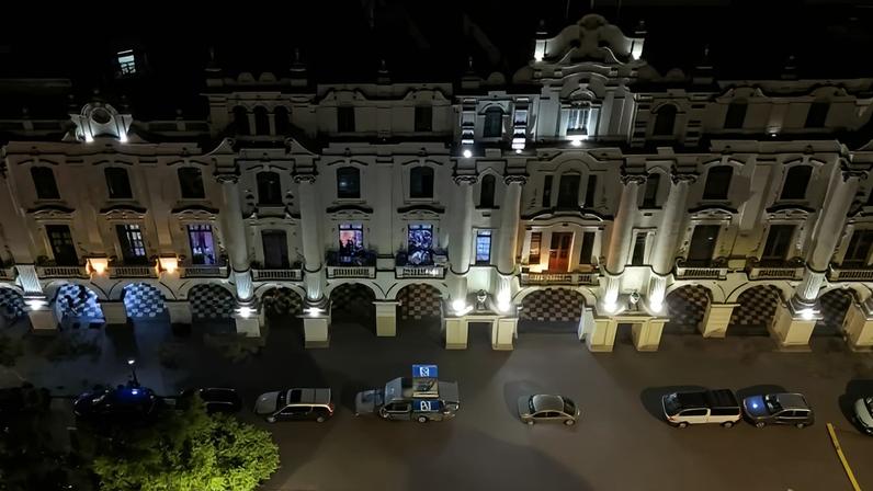 Simpatizantes escutam o esquerdista Roberto Sánchez, na noite da votação: incerteza até a contagem do último voto - (crédito: Connie France/AFP)