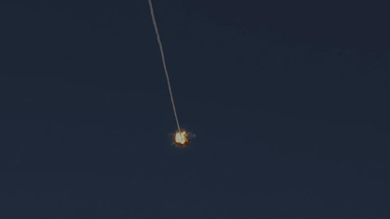 Esta imagem, tirada de um ponto na região da Alta Galileia, no norte de Israel, mostra um míssil Domo de Ferro israelense cruzando o céu para interceptar projéteis em 8 de junho de 2026 - (crédito: JALAA MAREY / AFP)